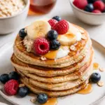 Bananen-Hafer-Pancakes mit Beeren – fertiges Gericht