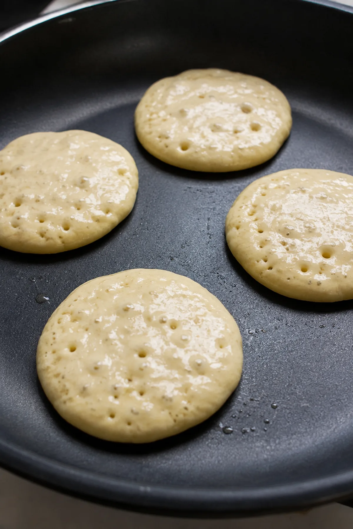 Zubereitung von Bananen-Hafer-Pancakes mit Beeren