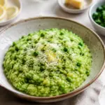Cremiges Erbsenrisotto mit Zitrone – fertiges Gericht