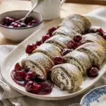 Mohn-Pfannkuchen-Röllchen mit warmen Kirschen – fertiges Gericht