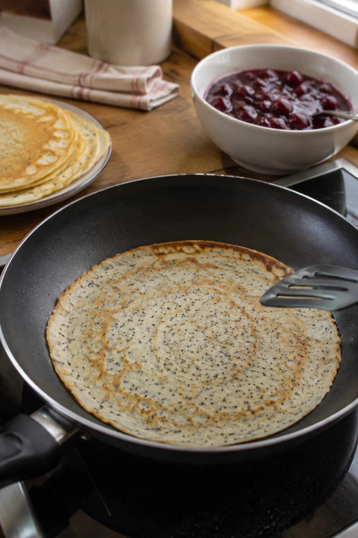 Vorbereitung für Mohn-Pfannkuchen-Röllchen mit warmen Kirschen