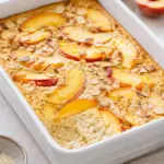 Skyr-Frühstücksauflauf mit Pfirsich – fertiges Gericht