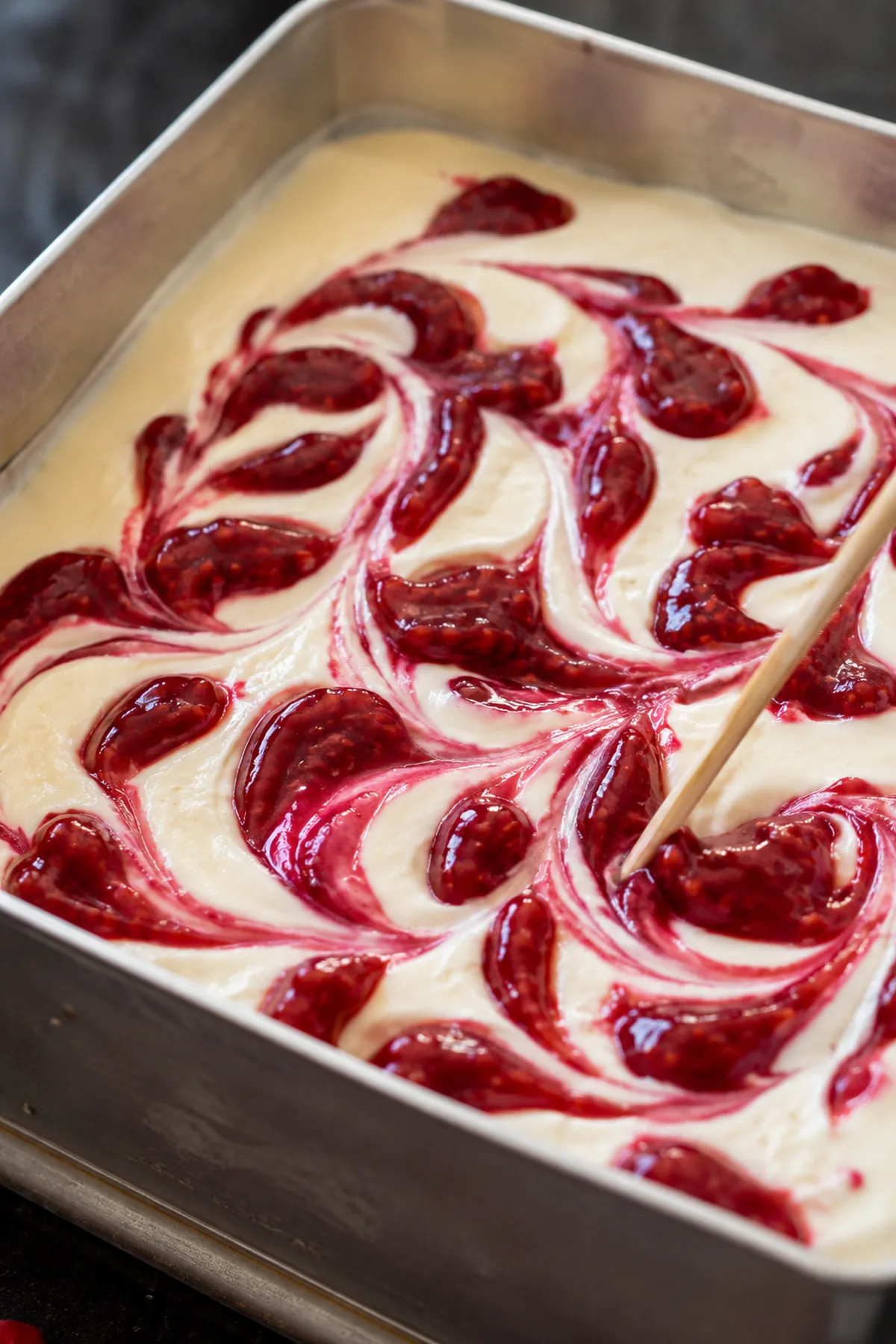 Zubereitung von Zitronen-Quark-Schnitten mit Himbeerwirbel